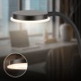 Schwarze Briloner LED-Klemmleuchte PLEGG mit schwenkbarem Kopf und Lichtkante.