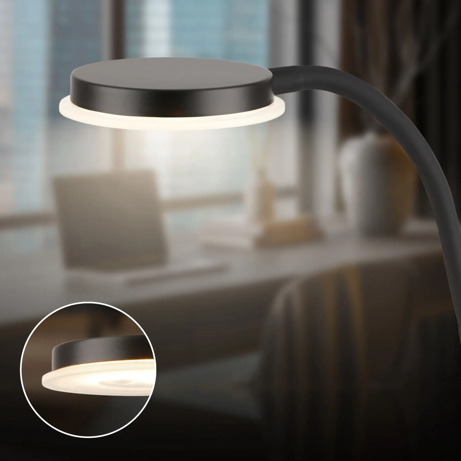 Schwarze Briloner LED-Klemmleuchte PLEGG mit schwenkbarem Kopf und Lichtkante.