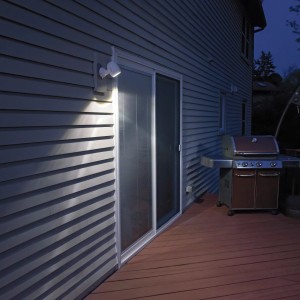 Weißer Mr. Beams LED-Außenstrahler MB360XT mit Bewegungsmelder an Hauswand.