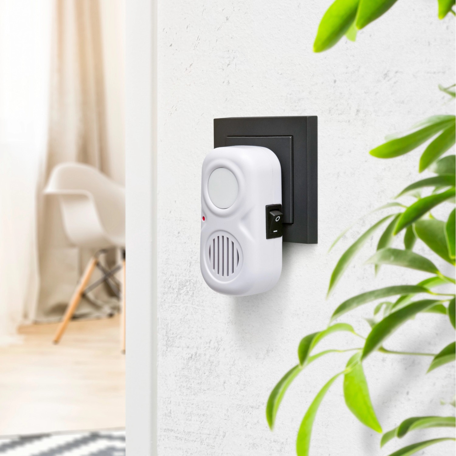 Windhager Mausvertreiber Electro Comfort im Innenraum, eingesteckt in Steckdose.