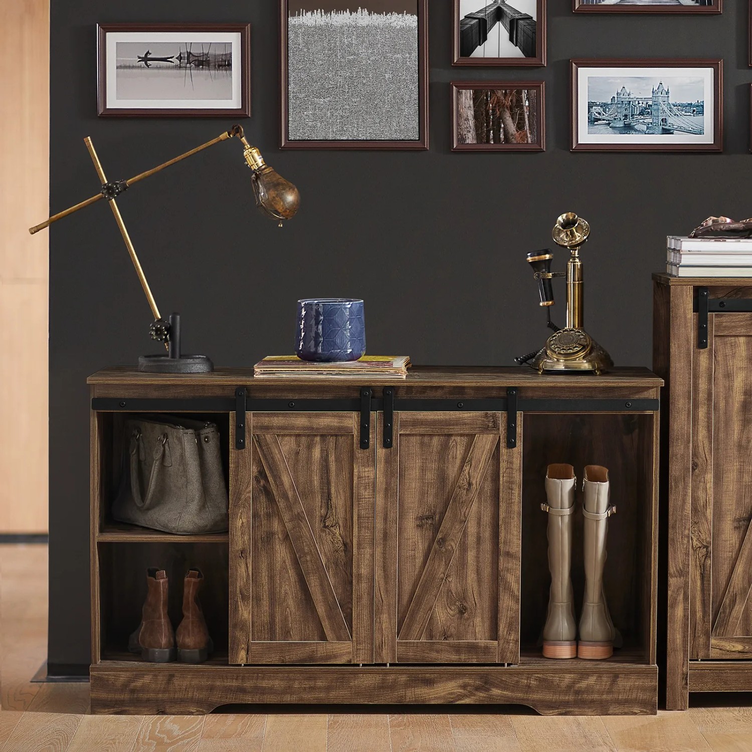 SoBuy Sideboard FSB60-N im Wohnzimmer mit Schiebetüren im Landhausstil und Deko.