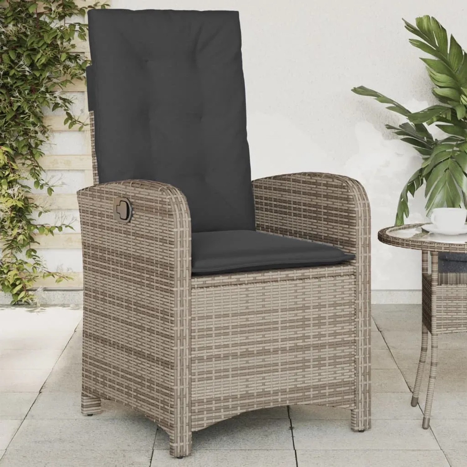 Verstellbarer Gartensessel aus Poly Rattan in Grau mit dunklen Kissen, 2er Set.