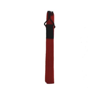 Roter, extra starker Spanngummi mit schwarzen Flachhaken. Flaches Band, gefaltet, für Ladungssicherung.