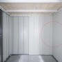 Innenansicht Biohort Gerätehaus Neo mit grauweißen Wandpaneelen als Innenverkleidung.