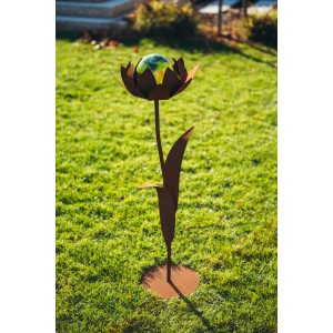 Ferrum Art Design Deko-Glasblume Sybille, 104 cm, Edelrost, mit farbiger Glaskugel für den Garten.