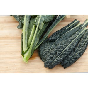 Grünkohl (Brassica oleracea) 6er Schale auf Holzbrett, dunkelgrüne, krause Blätter.