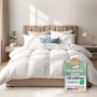 Weiße Beautissu Ganzjahresdecke 135x200cm mit Daunen & Federn auf einem Bett. Gesteppte Bettdecke für idealen Schlafkomfort.
