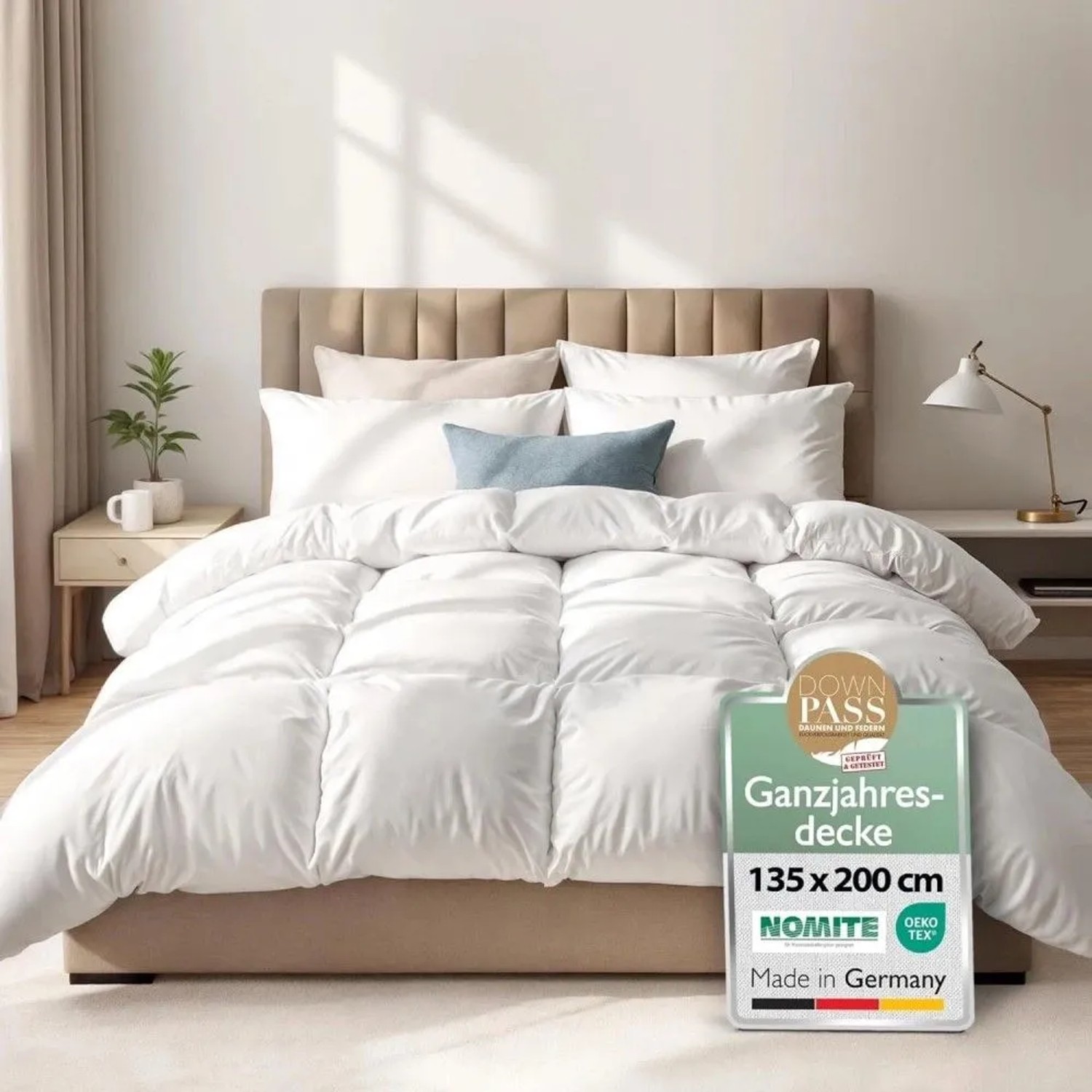 Weiße Beautissu Ganzjahresdecke 135x200cm mit Daunen & Federn auf einem Bett. Gesteppte Bettdecke für idealen Schlafkomfort.