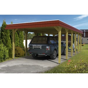 Skan Holz Carport Spreewald mit roter Blende und Auto. Holzkonstruktion mit flachem Dach.