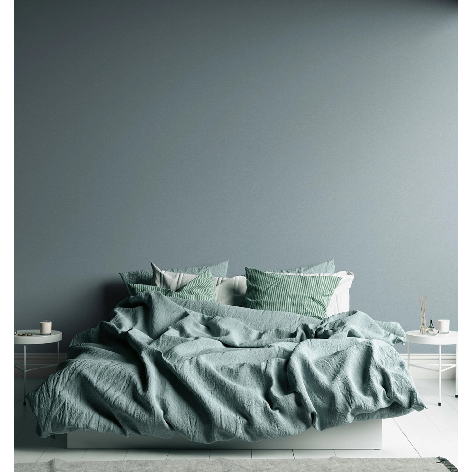 Schlafzimmer mit blauer AS-Creation Vliestapete Uni Struktur und Bett mit passender Bettwäsche.