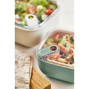 Rotho Frischhaltedosen Ela in Mistletoe Green und Weiß, gefüllt mit Salat und Pasta.