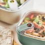 Rotho Frischhaltedosen Ela in Mistletoe Green und Weiß, gefüllt mit Salat und Pasta.