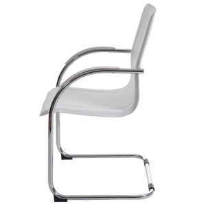 Weißer Freischwinger Konferenzstuhl mit Armlehnen und verchromtem Metallgestell. Modernes Design für Esszimmer.
