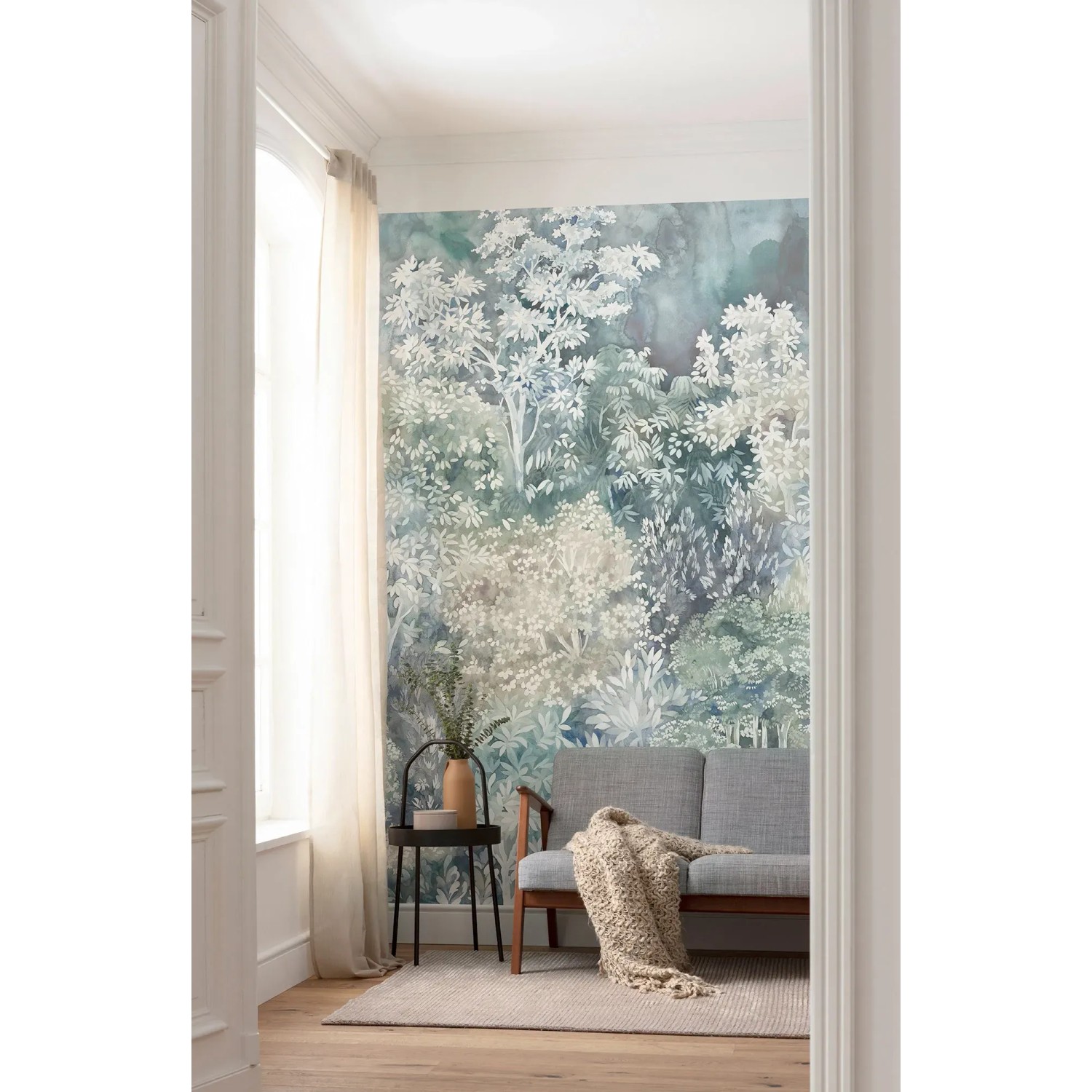 Komar Vliesfototapete Foret Enchantée (200x250cm) mit Waldmotiv im Wohnraum.