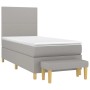 Hellgraues Boxspringbett 80x200 cm mit Matratze und Bank, Stoffbezug.