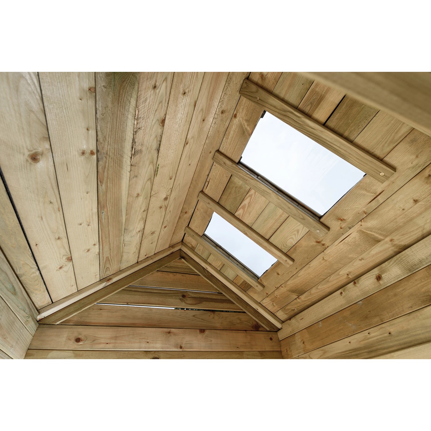 Innenansicht SwingKing Spielhaus Louise: Holzwände, Dach mit zwei Plexiglas-Fenstern.