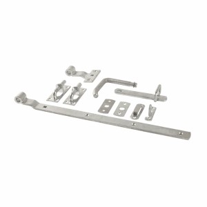 Beschläge-Set für Gartentor Weide Luxus, bestehend aus Riegel, Scharnieren und Befestigungsmaterial.