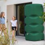 Garantia Gartentank Cubus 1000 l, dunkelgrün, mit zwei Mädchen im Garten.