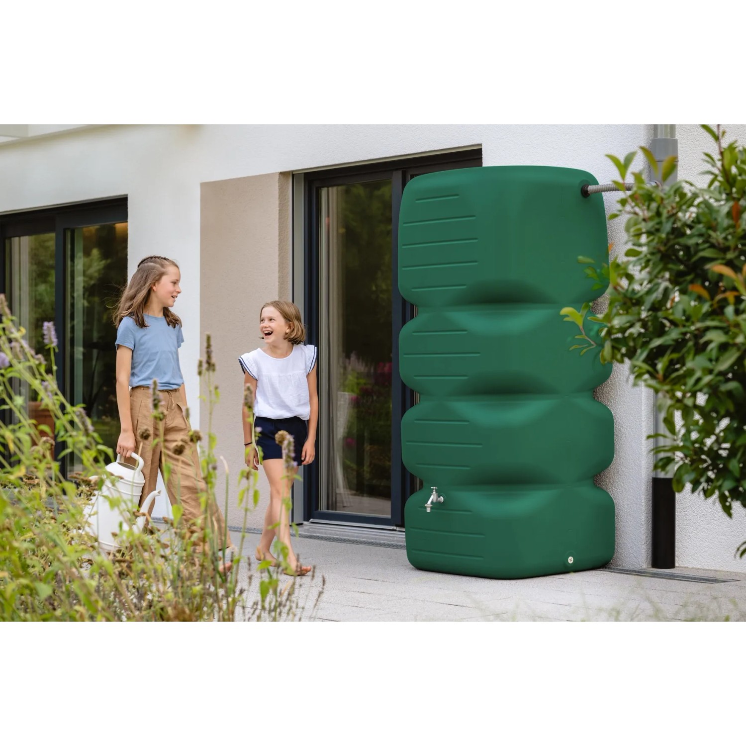 Garantia Gartentank Cubus 1000 l, dunkelgrün, mit zwei Mädchen im Garten.
