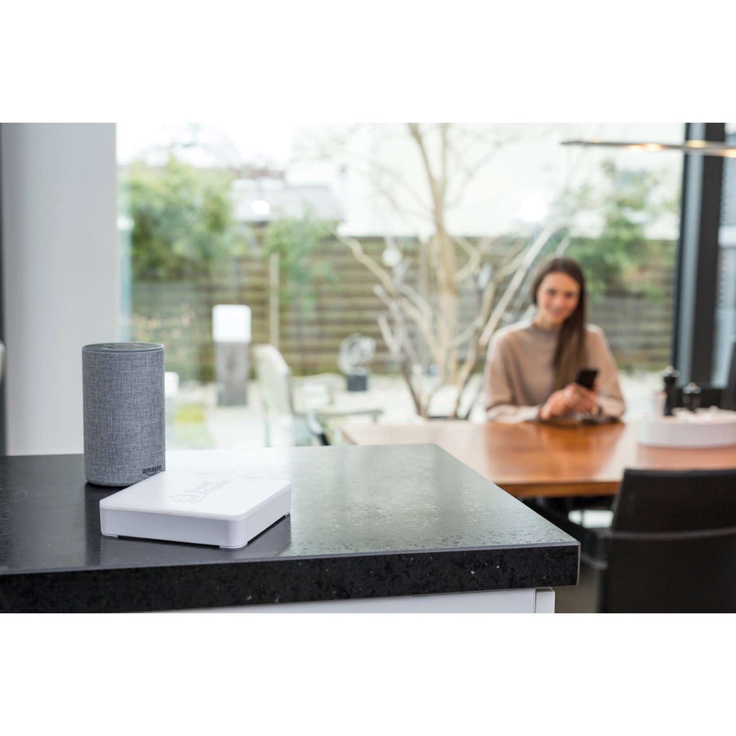 Smart Home: Schellenberg Funk-Markisenantrieb Premium mit Solarpanel und Smart Home Zentrale.