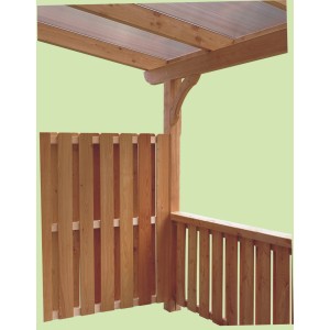Skan Holz Seitenwand aus Douglasie für Terrassenüberdachung, mit Deckelschalung als Sichtschutz.