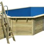 Karibu Holzpool X4 mit blauer Innenhülle, Leiter und Holzdeck.
