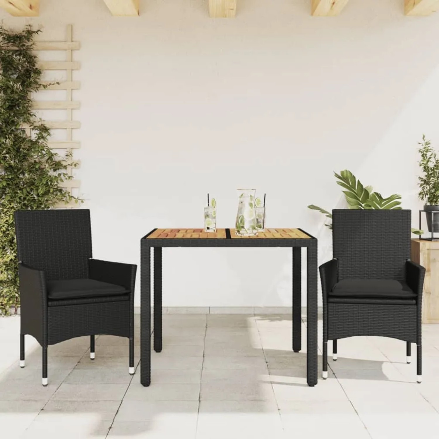 Schwarze 3-tlg. Garten-Essgruppe aus Rattan und Akazie mit Tisch, 2 Stühlen und Kissen.