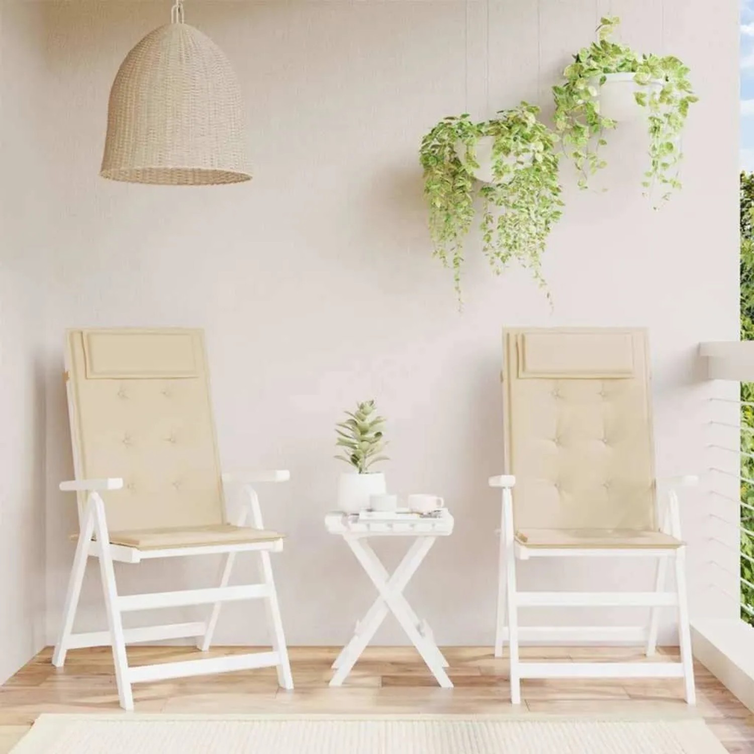 Zwei beige Hochlehner Auflagen aus Oxford-Gewebe für Gartenstühle.