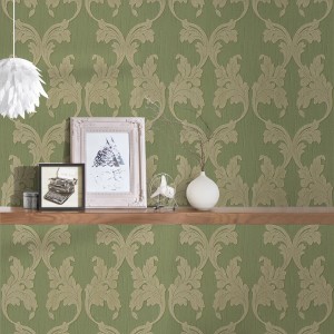 Grüne Textiltapete mit beigen Ornamenten im Gründerzeitstil. Blattmuster für Wohn- und Esszimmer.