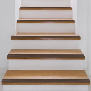 Treppe mit KARAT Stufenkantenprofil Glory, L-Form, Bronze Dunkel, selbstklebend, 36x17x1000 mm.