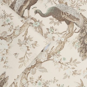 Laura Ashley Vliestapete Belvedere Soft Truffle mit Pfauen und Blüten.