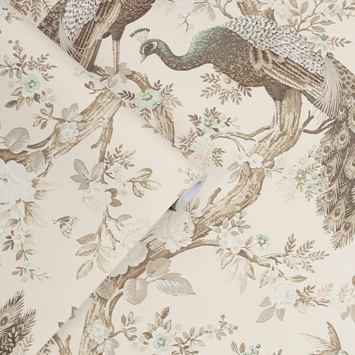 Laura Ashley Vliestapete Belvedere Soft Truffle mit Pfauen und Blüten.