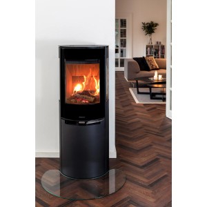 Schwarzer Aduro 9.5 Kaminofen (6 kW) mit Automatik und Holzscheiten im Brennraum.