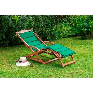 Merxx Gartenliege Copa Cabana aus Eukalyptusholz mit grünem Kissen im Garten.