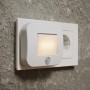 Weißes Ledvance LED-Nachtlicht Lunetta Hall mit Sensor in Steckdose an Wand.
