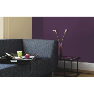 Wohnraum mit Wandfarbe Alpina Farbrezepte Tiefer Traum, mattes Violett für Akzente.