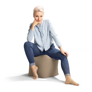 Sitting Point Hocker Cube Scuba Khaki (60 l) mit sitzender Person.