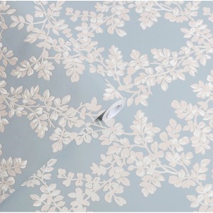 Laura Ashley Vliestapete Burnham Pale Seaspray mit floralem Blattmuster auf blauem Grund.
