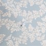 Laura Ashley Vliestapete Burnham Pale Seaspray mit floralem Blattmuster auf blauem Grund.