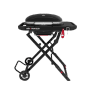 Schwarzer Weber Gasgrill Traveler Compact mit klappbarem Untergestell und Seitentisch.