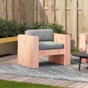 Gartensessel aus unbehandeltem Douglasienholz mit grauen Polstern auf einer Terrasse. Ideal für Garten & Balkon.