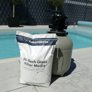 Nature Works Hi-Tech Filterglas (20 kg) neben Sandfilteranlage am Pool.