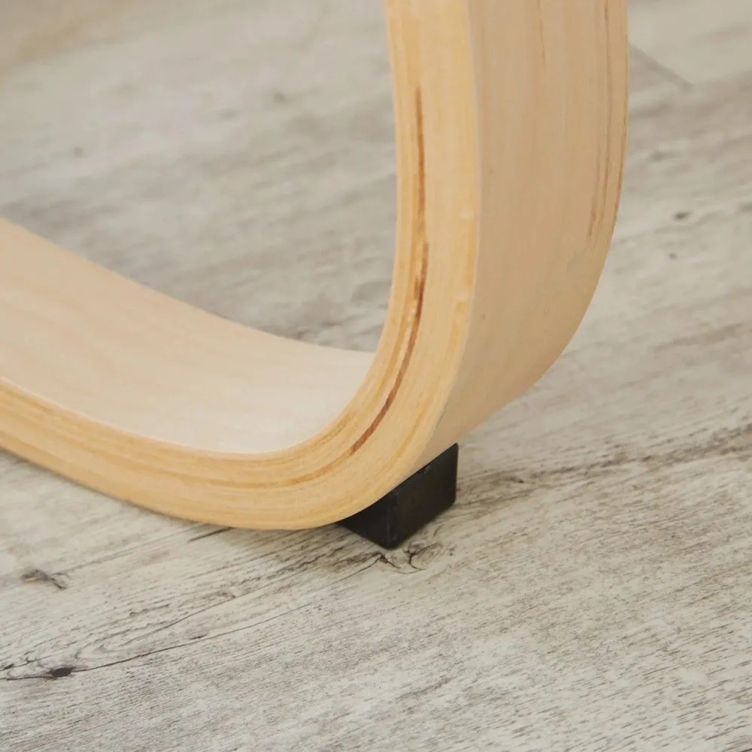 Detailaufnahme: Holzgestell des grauen Homestyle4u Relaxsessels. Loungesessel mit Schichtholz und Metallrahmen.