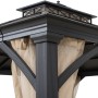 Detailansicht des Sunjoy Gazebo Torre: Schwarzer Stahlrahmen, Zedernholz-Optik, mit Vorhängen.