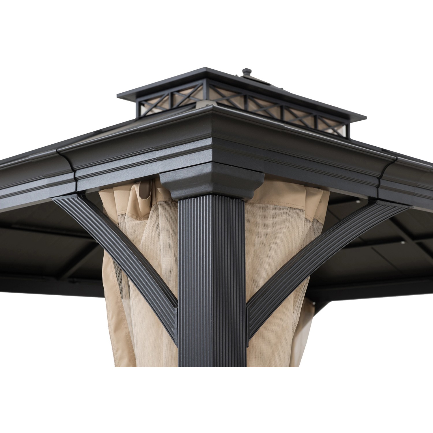 Detailansicht des Sunjoy Gazebo Torre: Schwarzer Stahlrahmen, Zedernholz-Optik, mit Vorhängen.