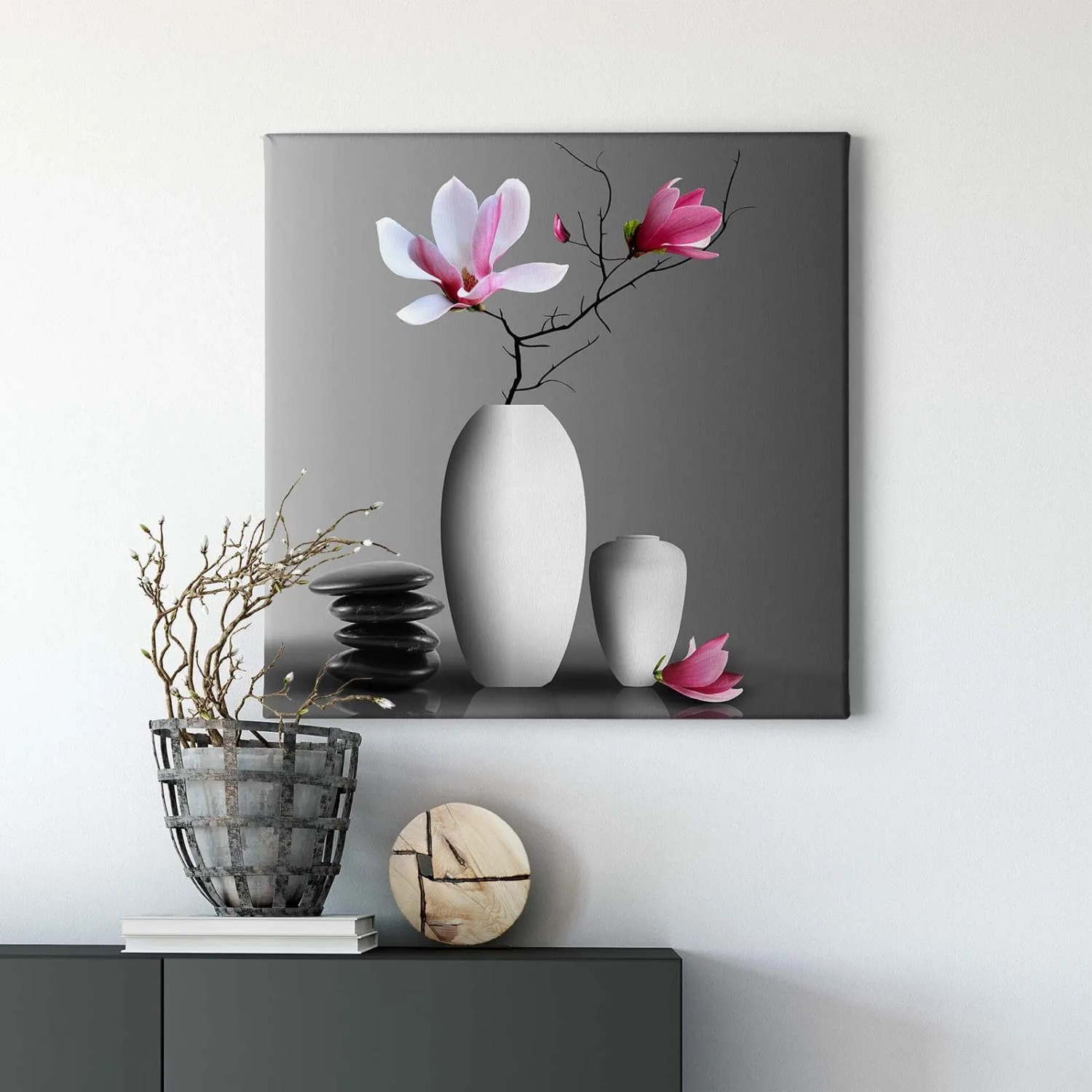 Leinwandbild mit Magnolien in Vase, Grau/Pink. Wellness Wandbild für Bad und Flur.