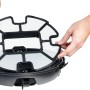 Filterwechsel am Akku Pool Roboter PR 60. Hände setzen Filter in Poolroboter ein.