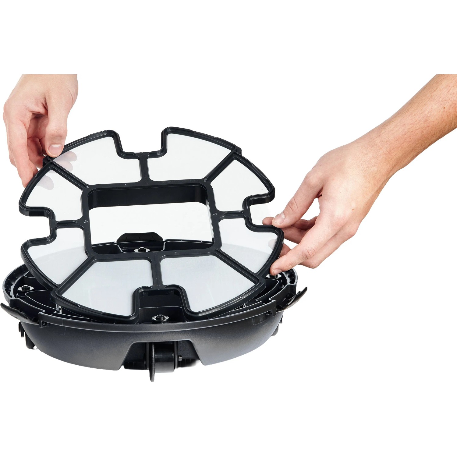 Filterwechsel am Akku Pool Roboter PR 60. Hände setzen Filter in Poolroboter ein.