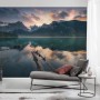 Vlies Fototapete Burning Emerald: Bergsee-Landschaft mit Spiegelung im Wasser.