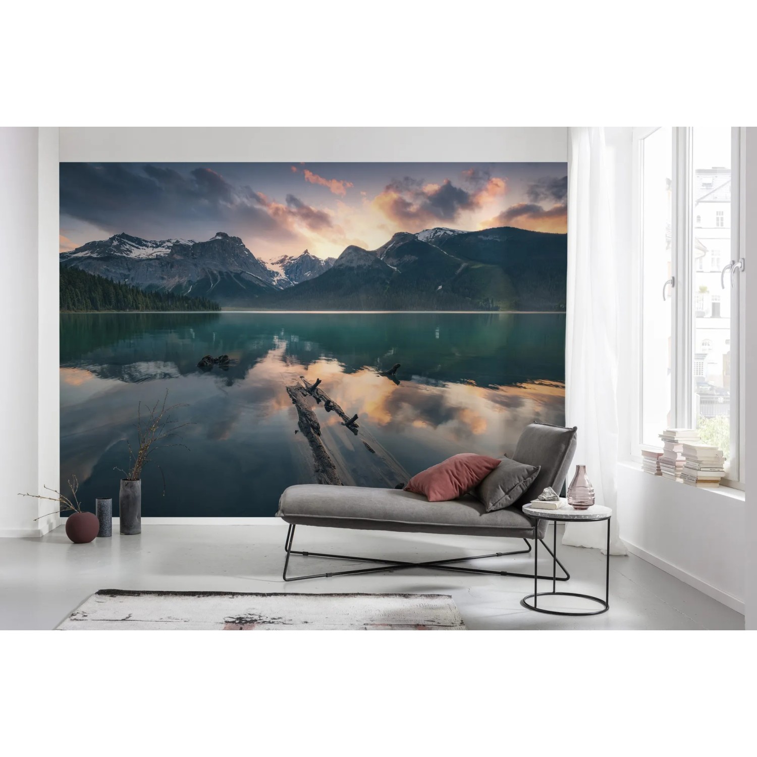 Vlies Fototapete Burning Emerald: Bergsee-Landschaft mit Spiegelung im Wasser.